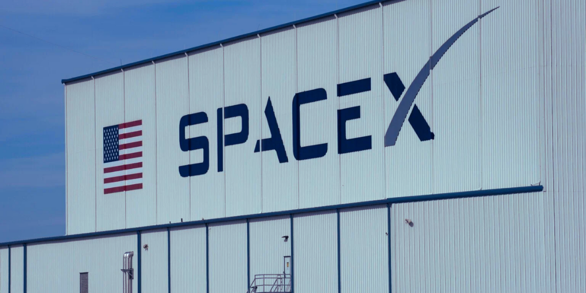 SpaceX propõe constelação de um milhão de centros de dados no espaço